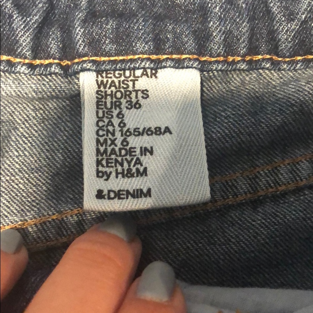 H&M regular waist jean shorts - Picture 2 of 2